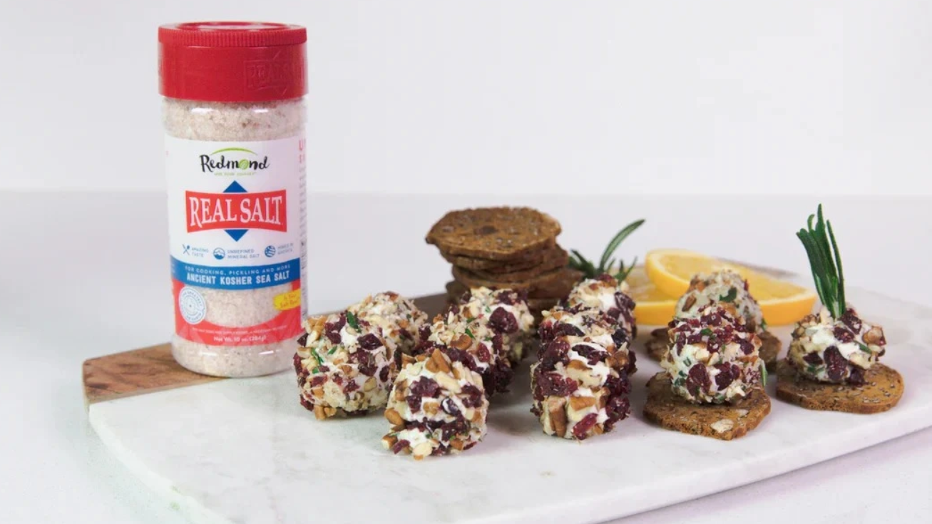 Redmond Real Salt pravěká mořská sůl z USA a její použití při servírování jídla